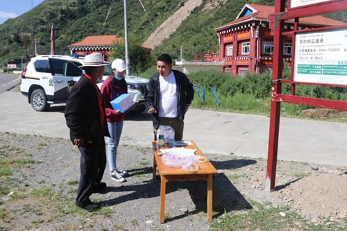 炉霍县人民法院为结对共建党支部赠送防疫物资