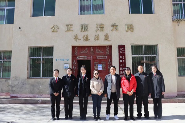 州中院副院长杨小莉到炉霍法院指导调研法庭工作