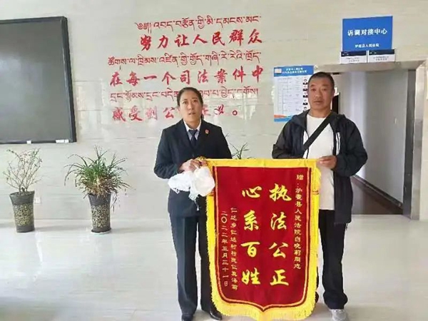 【为群众办实事】倾力调解暖人心 赠送锦旗表谢意