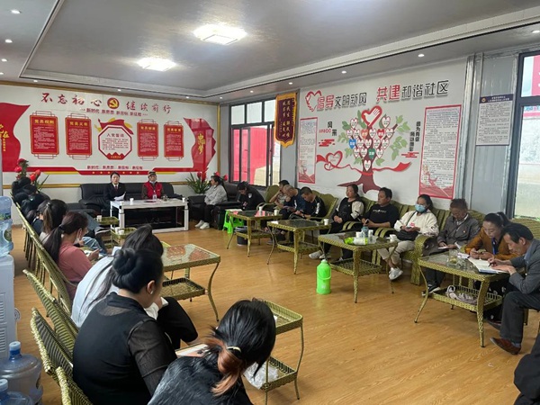 炉霍法院党支部书记到望果社区宣讲习近平总书记来川视察重要指示精神和省第十二次党代会精神